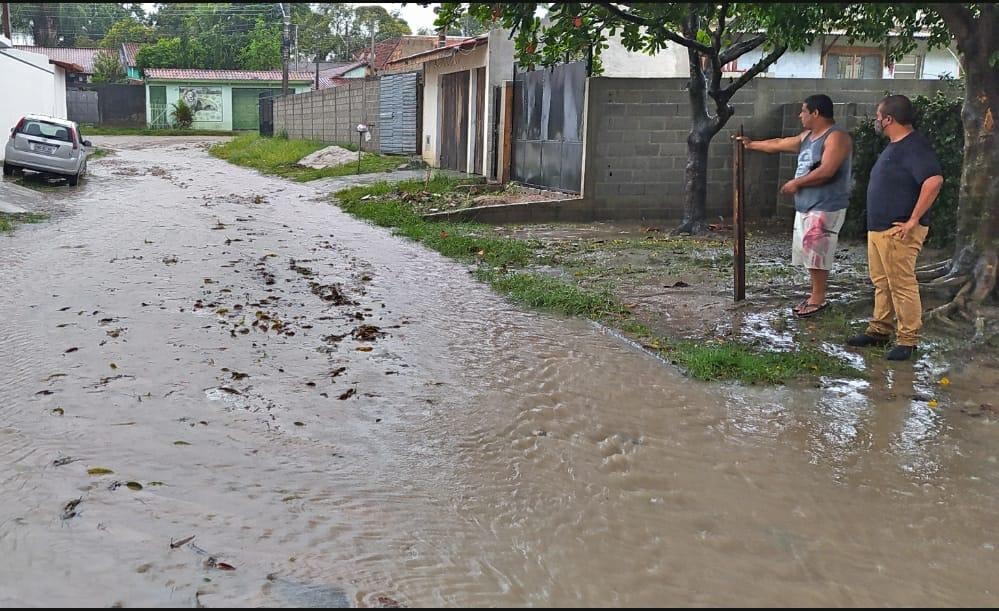 Godoi visita casas destruídas pela chuva