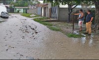 Godoi visita casas destruídas pela chuva