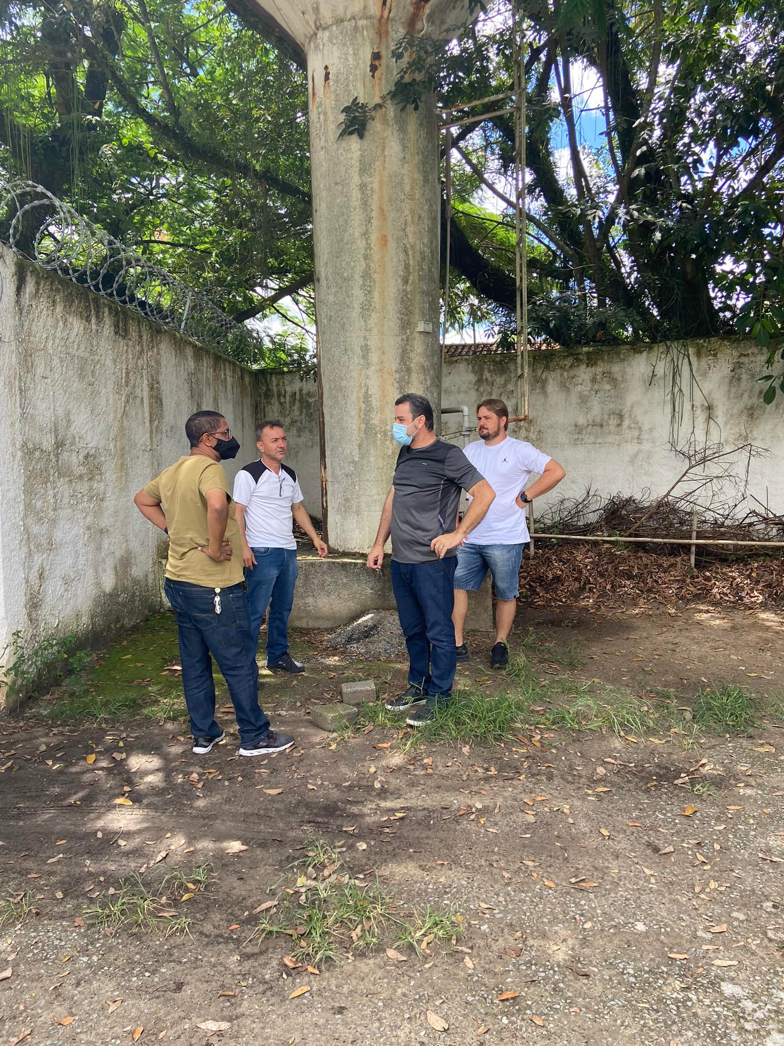 Risco de queda da caixa d'água em escola do Poço Grande