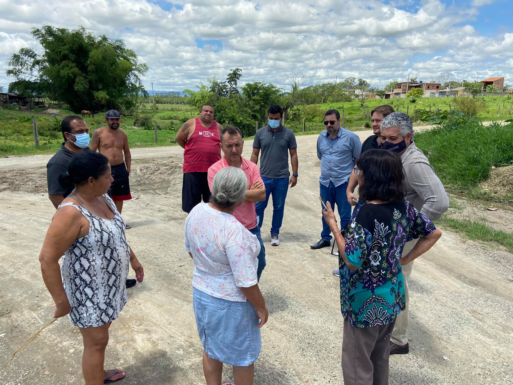 Vereadores realizam trabalho junto com moradores no Maracaibo